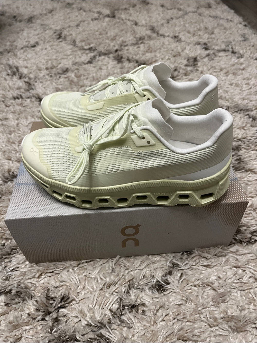 On running cloudmonster void. Seedling. Linen. Lime. US womens size 7. New.